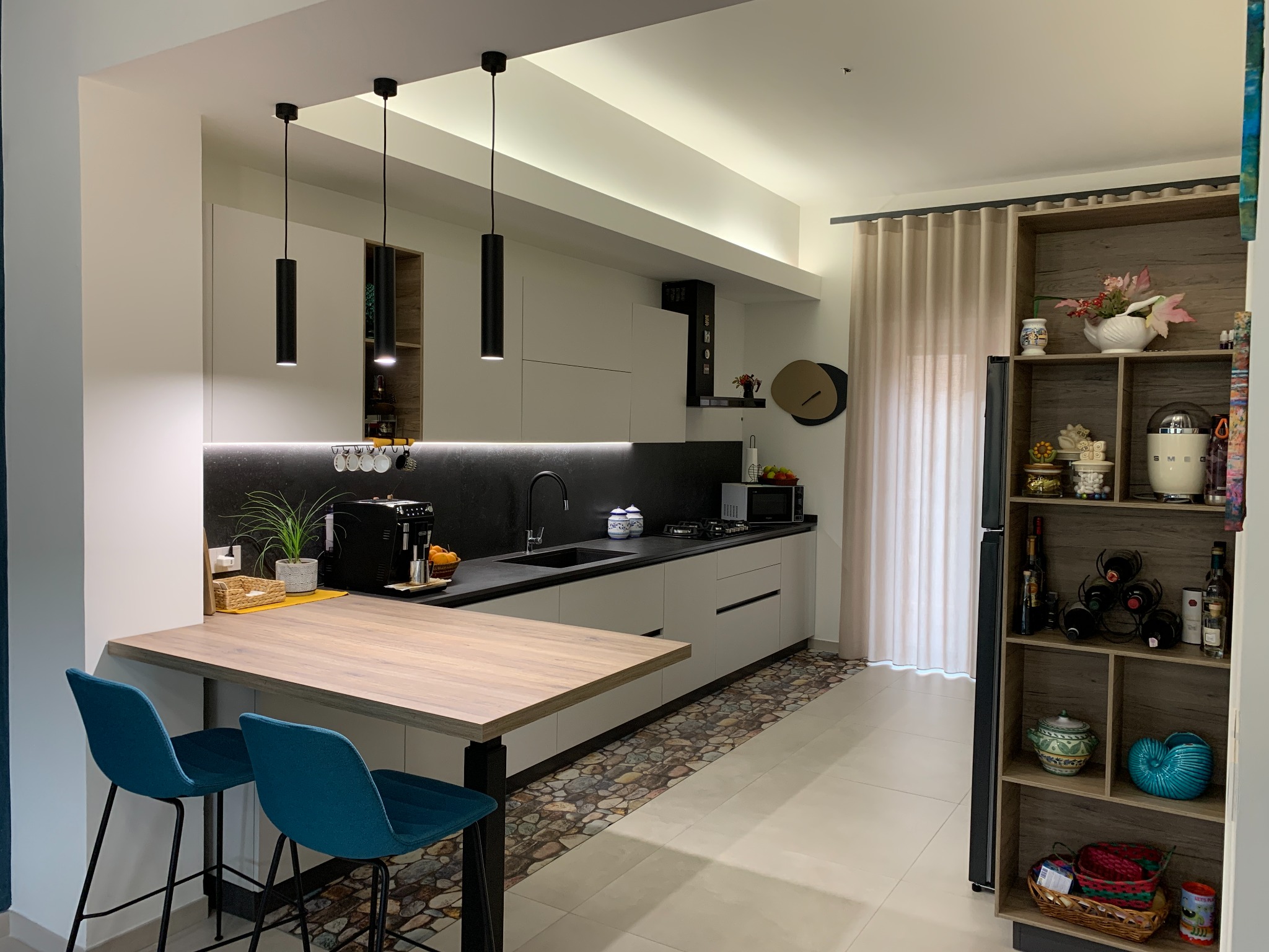 Cucina lineare con penisola e sedute blu